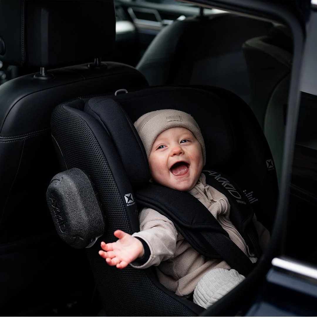 Axkid Minikid CORE Car Seat - Coastal Storm Black - Image 4