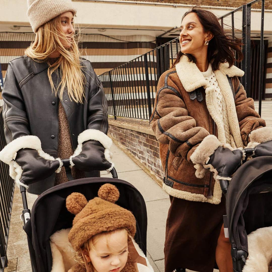 BINIBAMBA Coated Sheepskin Buggy Mittens - Noir + Milk - Image 2