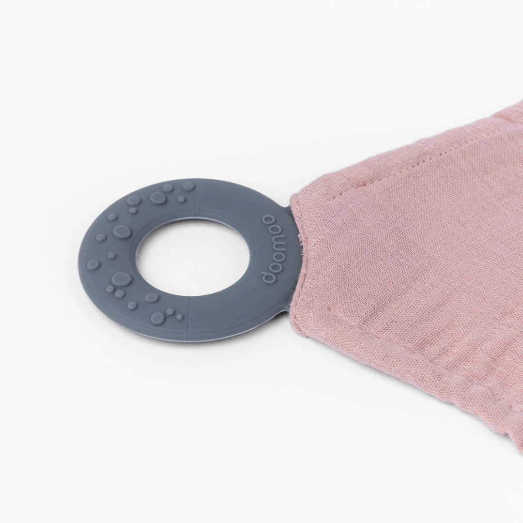 Doomoo Mom N Play Breastfeeding Cape - Pink - Image 6