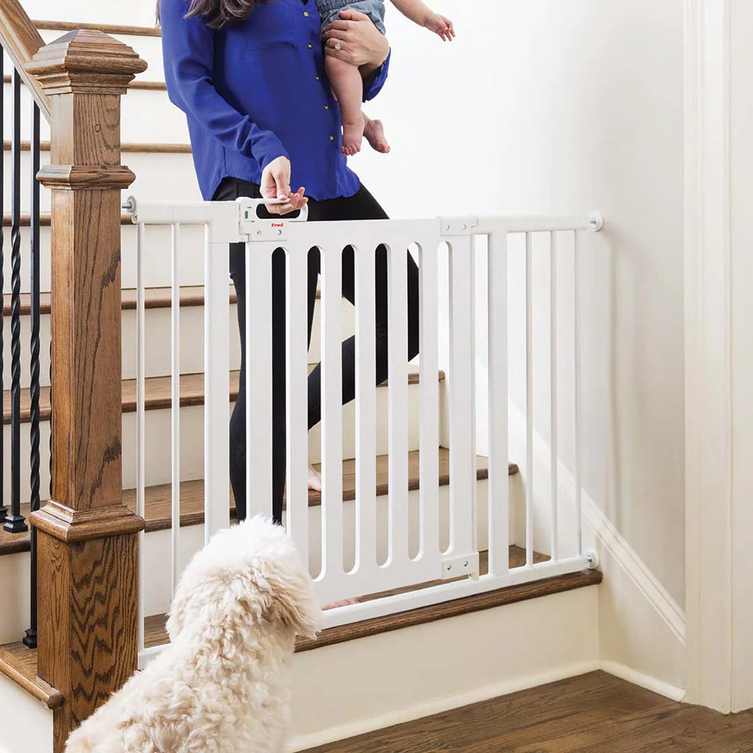 Fred Pressure Fit Stairgate - White Wood Panel/Pure White Fittings - Image 2