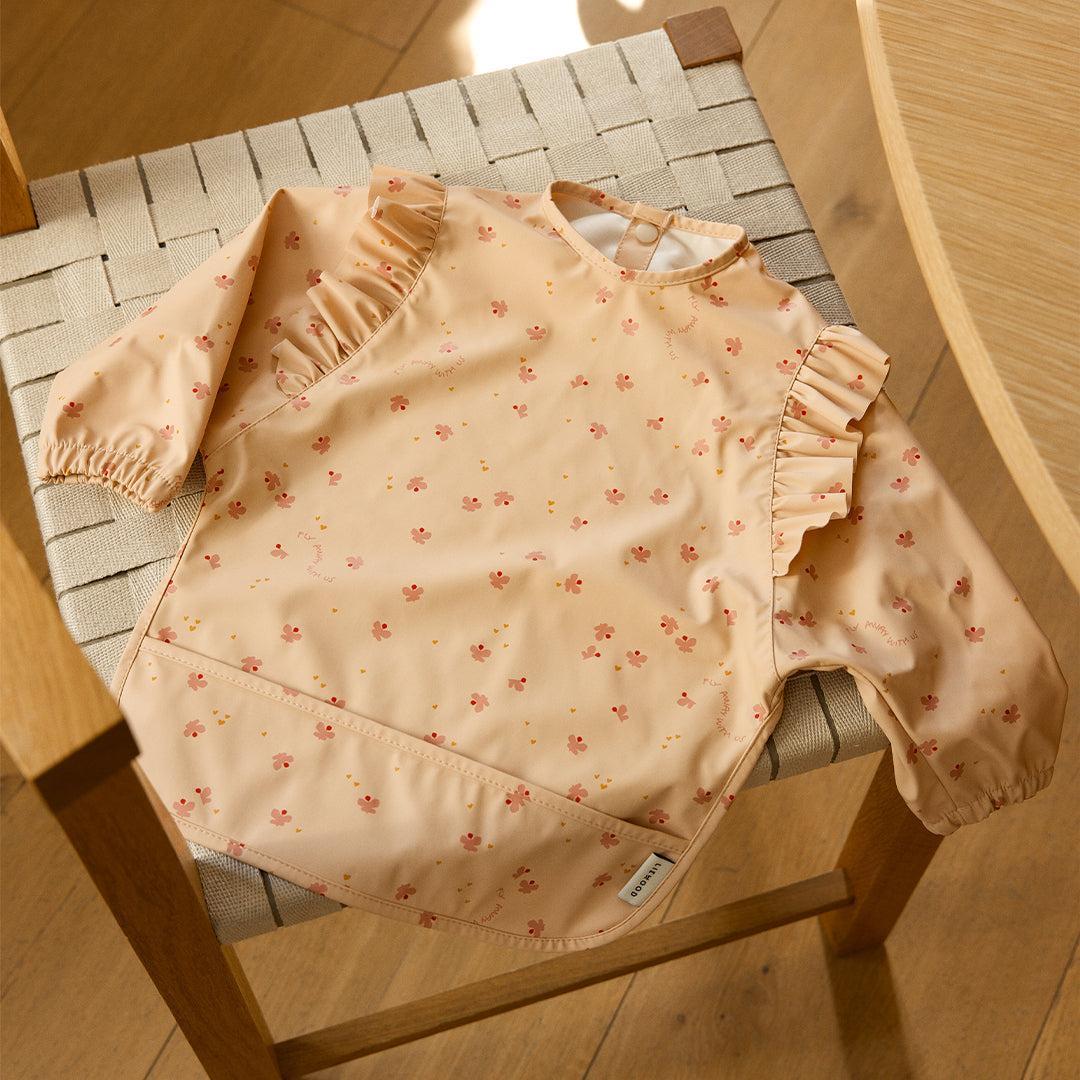 Liewood Merle Ruffle Cape Bib - Mini Butterfly / Apple Blossom - Image 2