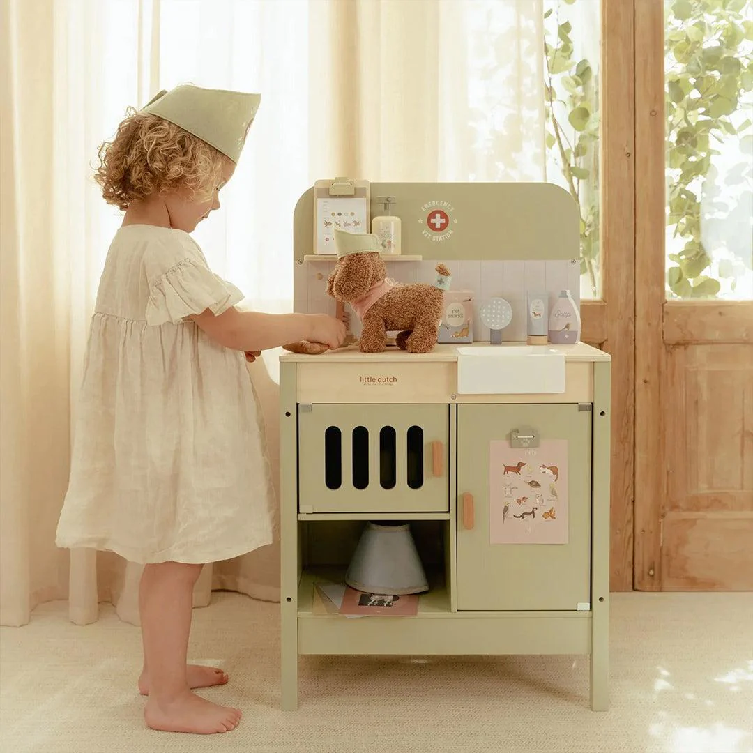 Little Dutch Wooden Veterinary Practice - Image 2