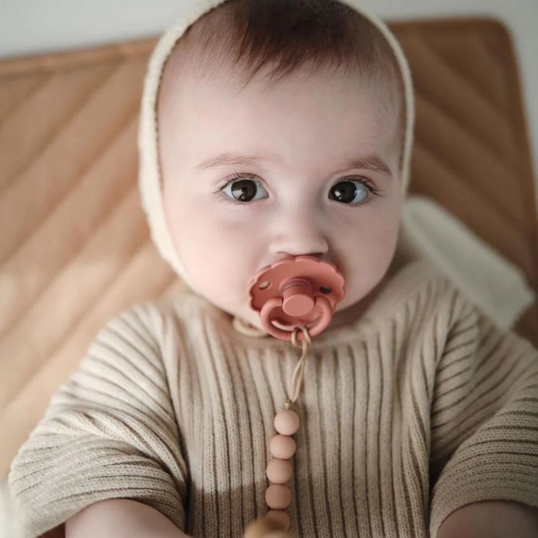 Mushie Hera Pacifier Clip - Blush - Image 2