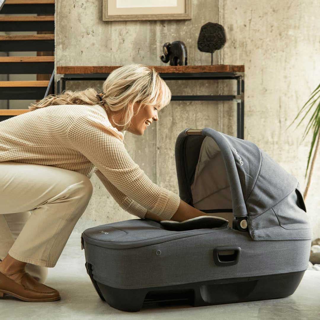 Nuna CARI NEXT Carrycot Car Seat - Caviar - Image 4