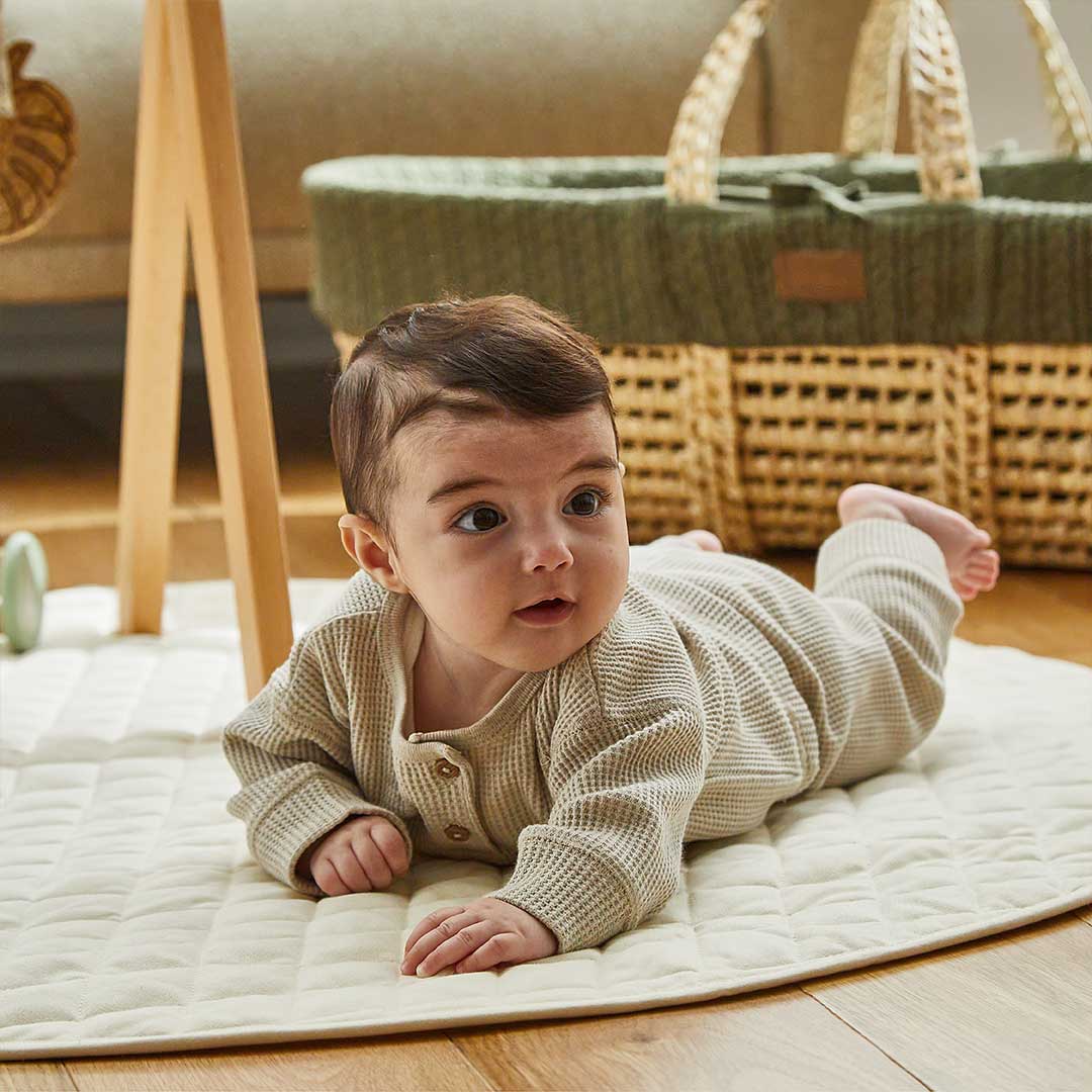The Little Green Sheep Natural Knitted Moses Basket - Mattress + Static Stand - Image 2