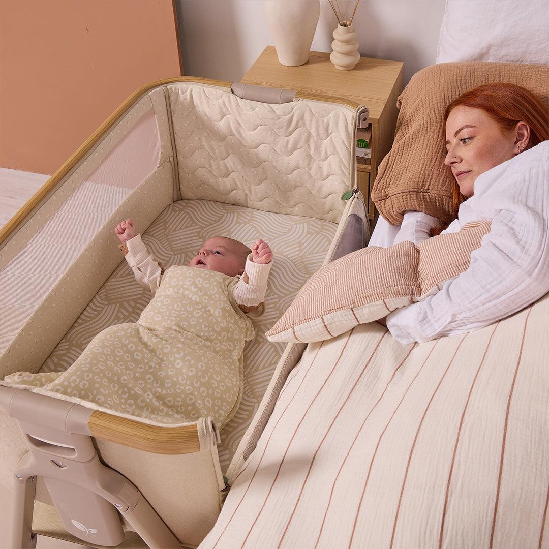Tutti Bambini Cozee Air 2 Bedside Crib - Toasted Oak / Sand - Image 3