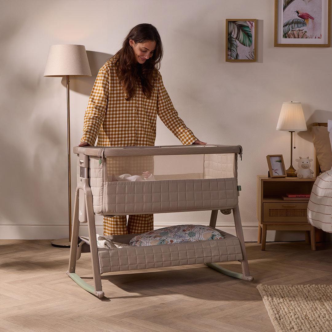 Tutti Bambini Cozee Sense Bedside Crib - Soft Walnut / Cocoa - Image 12
